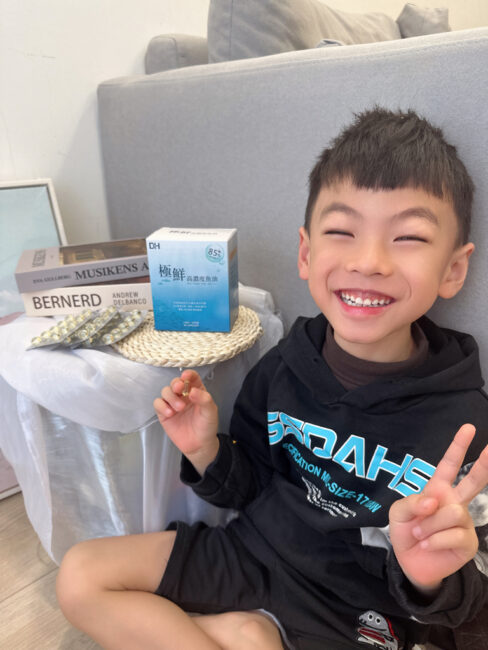 ✨極鮮高濃度魚油-來自挪威的頂級新鮮魚油🐟✨✅提供人體黃金比例 → EPA：DHA = 3：2，SGS檢驗 Omega-3 含量高達94%，業界最低氧化指標✅天然rTG型式，小分子好吸收✅榮獲4大永續認證 → 配額管理、不過度捕撈✅鋁片密封、獨立包裝，維持魚油新鮮度