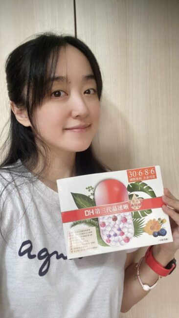 ✨第三代晶速晰-晶亮成分高補給✨長時間使用3C，讓你數位疲勞了嗎❓採用美國臨床葉黃素與玉米黃素黃金比例10:2 ，游離型雙專利好吸收，2粒達30mg : 6mg高補給劑量✅雨生紅球藻蝦紅素，業界高含量8mg❗️✅日本95%高純度透明質酸鈉💦✅雙重花青素-日本專利黑豆x歐洲專利藍莓✅專利素食微藻DHA✅維生素C +維生素E +鋅+硒酵母。全方位的晶亮水潤配方，適合全家大小，給您清晰透徹精彩生活❗️