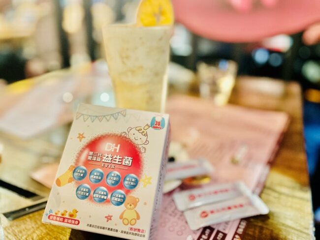 ✨第三代愛藻益-三重防護✨第➊重-築起防護牆-改變細菌叢生態🛡✅五項專利八株益生菌✅五項專利益生質第➋重-增強體力🌞✅陽光維生素D3,2包含高單位800IU✅50項專利葡聚多醣體✅抗氧化-維生素C第❸重-滋補強身💪✅50項專利乳鐵蛋白✅專利初乳蛋白IgG 🥛✅專利燕窩胜肽 ⭐高單位800IU維生素D3 +C+益生菌配方,全家人健康維持的後盾,寶寶吃也好安心❤️