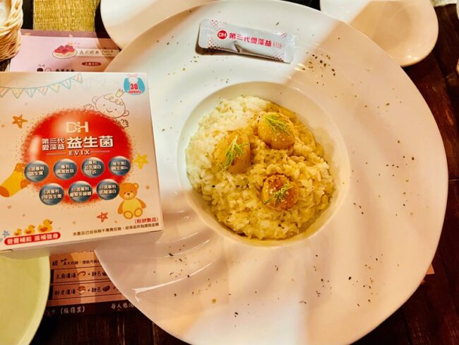 ✨第三代愛藻益-三重防護✨第➊重-築起防護牆-改變細菌叢生態🛡✅五項專利八株益生菌✅五項專利益生質第➋重-增強體力🌞✅陽光維生素D3,2包含高單位800IU✅50項專利葡聚多醣體✅抗氧化-維生素C第❸重-滋補強身💪✅50項專利乳鐵蛋白✅專利初乳蛋白IgG 🥛✅專利燕窩胜肽 ⭐高單位800IU維生素D3 +C+益生菌配方,全家人健康維持的後盾,寶寶吃也好安心❤️