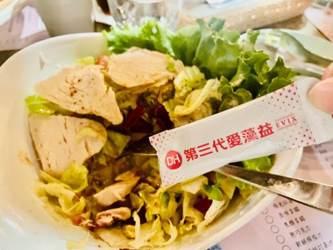 ✨第三代愛藻益-三重防護✨第➊重-築起防護牆-改變細菌叢生態🛡✅五項專利八株益生菌✅五項專利益生質第➋重-增強體力🌞✅陽光維生素D3,2包含高單位800IU✅50項專利葡聚多醣體✅抗氧化-維生素C第❸重-滋補強身💪✅50項專利乳鐵蛋白✅專利初乳蛋白IgG 🥛✅專利燕窩胜肽 ⭐高單位800IU維生素D3 +C+益生菌配方,全家人健康維持的後盾,寶寶吃也好安心❤️