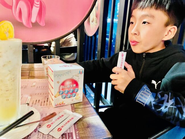 ✨第三代愛藻益-三重防護✨第➊重-築起防護牆-改變細菌叢生態🛡✅五項專利八株益生菌✅五項專利益生質第➋重-增強體力🌞✅陽光維生素D3,2包含高單位800IU✅50項專利葡聚多醣體✅抗氧化-維生素C第❸重-滋補強身💪✅50項專利乳鐵蛋白✅專利初乳蛋白IgG 🥛✅專利燕窩胜肽 ⭐高單位800IU維生素D3 +C+益生菌配方,全家人健康維持的後盾,寶寶吃也好安心❤️