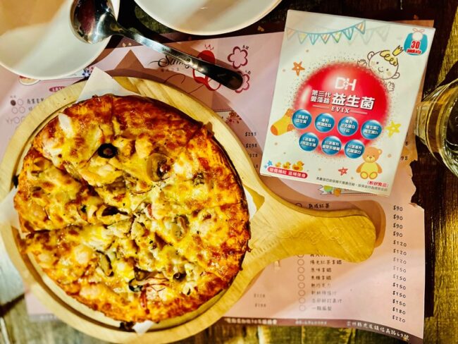 ✨第三代愛藻益-三重防護✨第➊重-築起防護牆-改變細菌叢生態🛡✅五項專利八株益生菌✅五項專利益生質第➋重-增強體力🌞✅陽光維生素D3,2包含高單位800IU✅50項專利葡聚多醣體✅抗氧化-維生素C第❸重-滋補強身💪✅50項專利乳鐵蛋白✅專利初乳蛋白IgG 🥛✅專利燕窩胜肽 ⭐高單位800IU維生素D3 +C+益生菌配方,全家人健康維持的後盾,寶寶吃也好安心❤️