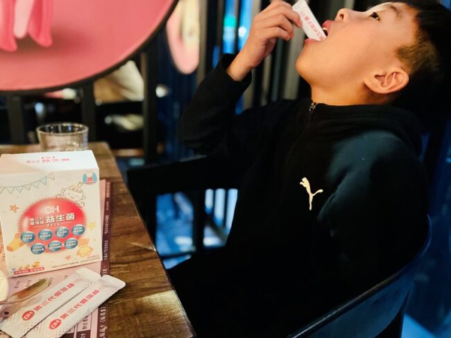 ✨第三代愛藻益-三重防護✨第➊重-築起防護牆-改變細菌叢生態🛡✅五項專利八株益生菌✅五項專利益生質第➋重-增強體力🌞✅陽光維生素D3,2包含高單位800IU✅50項專利葡聚多醣體✅抗氧化-維生素C第❸重-滋補強身💪✅50項專利乳鐵蛋白✅專利初乳蛋白IgG 🥛✅專利燕窩胜肽 ⭐高單位800IU維生素D3 +C+益生菌配方,全家人健康維持的後盾,寶寶吃也好安心❤️