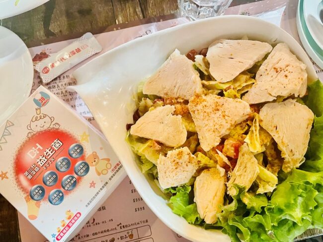 ✨第三代愛藻益-三重防護✨第➊重-築起防護牆-改變細菌叢生態🛡✅五項專利八株益生菌✅五項專利益生質第➋重-增強體力🌞✅陽光維生素D3,2包含高單位800IU✅50項專利葡聚多醣體✅抗氧化-維生素C第❸重-滋補強身💪✅50項專利乳鐵蛋白✅專利初乳蛋白IgG 🥛✅專利燕窩胜肽 ⭐高單位800IU維生素D3 +C+益生菌配方,全家人健康維持的後盾,寶寶吃也好安心❤️