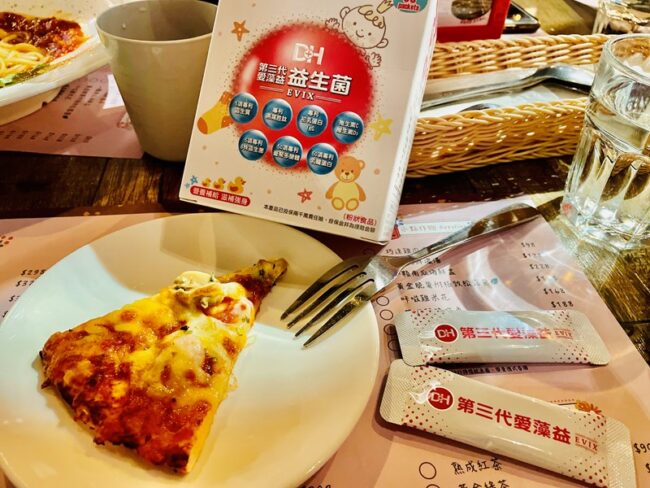 ✨第三代愛藻益-三重防護✨第➊重-築起防護牆-改變細菌叢生態🛡✅五項專利八株益生菌✅五項專利益生質第➋重-增強體力🌞✅陽光維生素D3,2包含高單位800IU✅50項專利葡聚多醣體✅抗氧化-維生素C第❸重-滋補強身💪✅50項專利乳鐵蛋白✅專利初乳蛋白IgG 🥛✅專利燕窩胜肽 ⭐高單位800IU維生素D3 +C+益生菌配方,全家人健康維持的後盾,寶寶吃也好安心❤️