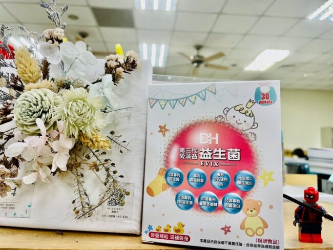 ✨第三代愛藻益-三重防護✨第➊重-築起防護牆-改變細菌叢生態🛡✅五項專利八株益生菌✅五項專利益生質第➋重-增強體力🌞✅陽光維生素D3,2包含高單位800IU✅50項專利葡聚多醣體✅抗氧化-維生素C第❸重-滋補強身💪✅50項專利乳鐵蛋白✅專利初乳蛋白IgG 🥛✅專利燕窩胜肽 ⭐高單位800IU維生素D3 +C+益生菌配方,全家人健康維持的後盾,寶寶吃也好安心❤️