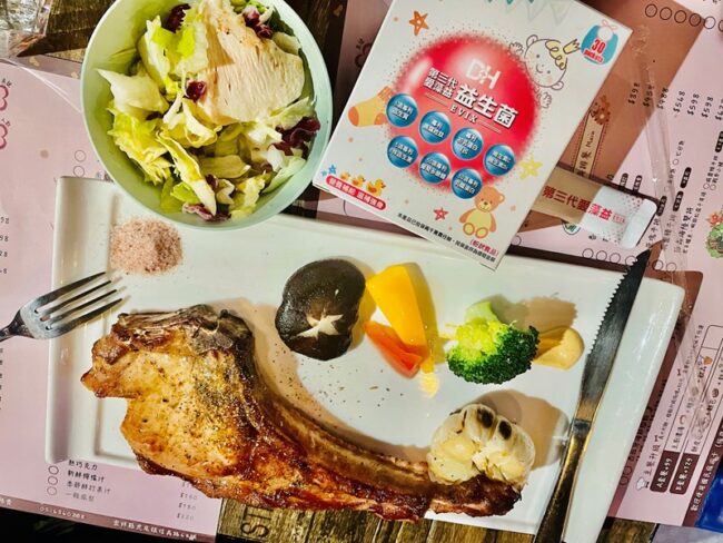 ✨第三代愛藻益-三重防護✨第➊重-築起防護牆-改變細菌叢生態🛡✅五項專利八株益生菌✅五項專利益生質第➋重-增強體力🌞✅陽光維生素D3,2包含高單位800IU✅50項專利葡聚多醣體✅抗氧化-維生素C第❸重-滋補強身💪✅50項專利乳鐵蛋白✅專利初乳蛋白IgG 🥛✅專利燕窩胜肽 ⭐高單位800IU維生素D3 +C+益生菌配方,全家人健康維持的後盾,寶寶吃也好安心❤️