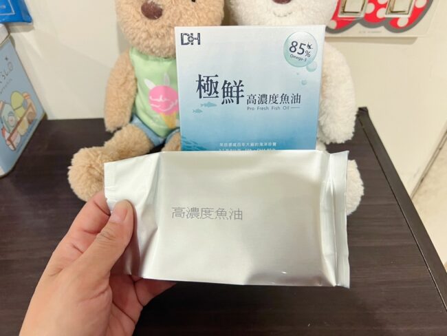 ✨極鮮高濃度魚油-來自挪威的頂級新鮮魚油🐟✨✅提供人體黃金比例 → EPA：DHA = 3：2，SGS檢驗 Omega-3 含量高達94%，業界最低氧化指標✅天然rTG型式，小分子好吸收✅榮獲4大永續認證 → 配額管理、不過度捕撈✅鋁片密封、獨立包裝，維持魚油新鮮度