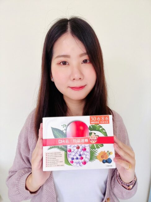 ✨第三代晶速晰-晶亮成分高補給✨長時間使用3C，讓你數位疲勞了嗎❓採用美國臨床葉黃素與玉米黃素黃金比例10:2 ，游離型雙專利好吸收，2粒達30mg : 6mg高補給劑量✅雨生紅球藻蝦紅素，業界高含量8mg❗️✅日本95%高純度透明質酸鈉💦✅雙重花青素-日本專利黑豆x歐洲專利藍莓✅專利素食微藻DHA✅維生素C +維生素E +鋅+硒酵母。全方位的晶亮水潤配方，適合全家大小，給您清晰透徹精彩生活❗️