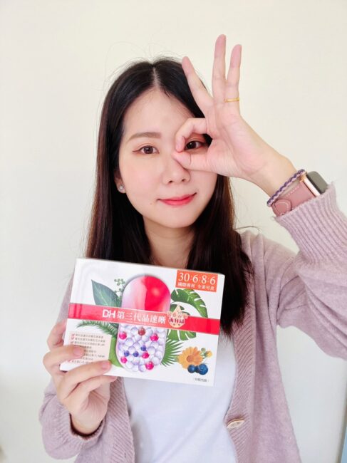 ✨第三代晶速晰-晶亮成分高補給✨長時間使用3C，讓你數位疲勞了嗎❓採用美國臨床葉黃素與玉米黃素黃金比例10:2 ，游離型雙專利好吸收，2粒達30mg : 6mg高補給劑量✅雨生紅球藻蝦紅素，業界高含量8mg❗️✅日本95%高純度透明質酸鈉💦✅雙重花青素-日本專利黑豆x歐洲專利藍莓✅專利素食微藻DHA✅維生素C +維生素E +鋅+硒酵母。全方位的晶亮水潤配方，適合全家大小，給您清晰透徹精彩生活❗️