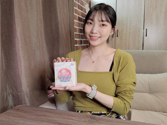 ✨第三代愛藻益-三重防護✨第➊重-築起防護牆-改變細菌叢生態🛡✅五項專利八株益生菌✅五項專利益生質第➋重-增強體力🌞✅陽光維生素D3,2包含高單位800IU✅50項專利葡聚多醣體✅抗氧化-維生素C第❸重-滋補強身💪✅50項專利乳鐵蛋白✅專利初乳蛋白IgG 🥛✅專利燕窩胜肽 ⭐高單位800IU維生素D3 +C+益生菌配方,全家人健康維持的後盾,兒童吃也好安心❤️