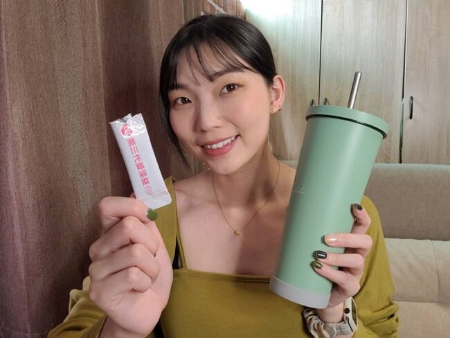 ✨第三代愛藻益-三重防護✨第➊重-築起防護牆-改變細菌叢生態🛡✅五項專利八株益生菌✅五項專利益生質第➋重-增強體力🌞✅陽光維生素D3,2包含高單位800IU✅50項專利葡聚多醣體✅抗氧化-維生素C第❸重-滋補強身💪✅50項專利乳鐵蛋白✅專利初乳蛋白IgG 🥛✅專利燕窩胜肽 ⭐高單位800IU維生素D3 +C+益生菌配方,全家人健康維持的後盾,兒童吃也好安心❤️