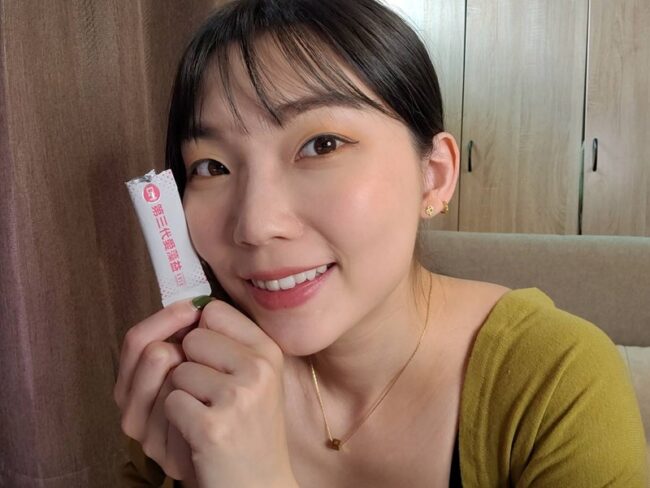 ✨第三代愛藻益-三重防護✨第➊重-築起防護牆-改變細菌叢生態🛡✅五項專利八株益生菌✅五項專利益生質第➋重-增強體力🌞✅陽光維生素D3,2包含高單位800IU✅50項專利葡聚多醣體✅抗氧化-維生素C第❸重-滋補強身💪✅50項專利乳鐵蛋白✅專利初乳蛋白IgG 🥛✅專利燕窩胜肽 ⭐高單位800IU維生素D3 +C+益生菌配方,全家人健康維持的後盾,兒童吃也好安心❤️