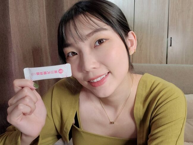 ✨第三代愛藻益-三重防護✨第➊重-築起防護牆-改變細菌叢生態🛡✅五項專利八株益生菌✅五項專利益生質第➋重-增強體力🌞✅陽光維生素D3,2包含高單位800IU✅50項專利葡聚多醣體✅抗氧化-維生素C第❸重-滋補強身💪✅50項專利乳鐵蛋白✅專利初乳蛋白IgG 🥛✅專利燕窩胜肽 ⭐高單位800IU維生素D3 +C+益生菌配方,全家人健康維持的後盾,兒童吃也好安心❤️