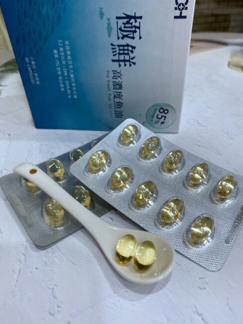 ✨極鮮高濃度魚油-來自挪威的頂級新鮮魚油🐟✨✅提供人體黃金比例 → EPA：DHA = 3：2，SGS檢驗 Omega-3 含量高達94%，業界最低氧化指標✅天然rTG型式，小分子好吸收✅榮獲4大永續認證 → 配額管理、不過度捕撈✅鋁片密封、獨立包裝，維持魚油新鮮度