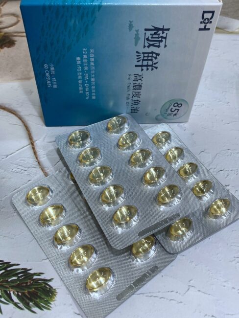 ✨極鮮高濃度魚油-來自挪威的頂級新鮮魚油🐟✨✅提供人體黃金比例 → EPA：DHA = 3：2，SGS檢驗 Omega-3 含量高達94%，業界最低氧化指標✅天然rTG型式，小分子好吸收✅榮獲4大永續認證 → 配額管理、不過度捕撈✅鋁片密封、獨立包裝，維持魚油新鮮度