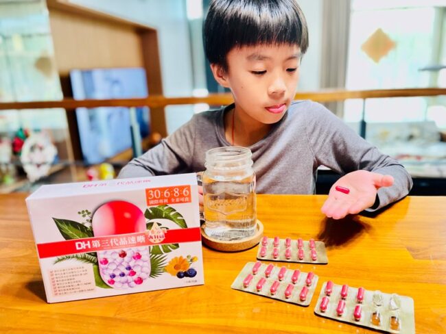 ✨第三代晶速晰-晶亮成分高補給✨長時間使用3C，讓你數位疲勞了嗎❓採用美國臨床葉黃素與玉米黃素黃金比例10:2 ，游離型雙專利好吸收，2粒達30mg : 6mg高補給劑量✅雨生紅球藻蝦紅素，業界高含量8mg❗️✅日本95%高純度透明質酸鈉💦✅雙重花青素-日本專利黑豆x歐洲專利藍莓✅專利素食微藻DHA✅維生素C +維生素E +鋅+硒酵母。全方位的晶亮水潤配方，適合全家大小，給您清晰透徹精彩生活❗️