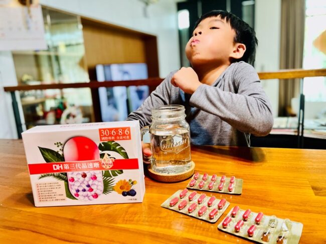 ✨第三代晶速晰-晶亮成分高補給✨長時間使用3C，讓你數位疲勞了嗎❓採用美國臨床葉黃素與玉米黃素黃金比例10:2 ，游離型雙專利好吸收，2粒達30mg : 6mg高補給劑量✅雨生紅球藻蝦紅素，業界高含量8mg❗️✅日本95%高純度透明質酸鈉💦✅雙重花青素-日本專利黑豆x歐洲專利藍莓✅專利素食微藻DHA✅維生素C +維生素E +鋅+硒酵母。全方位的晶亮水潤配方，適合全家大小，給您清晰透徹精彩生活❗️