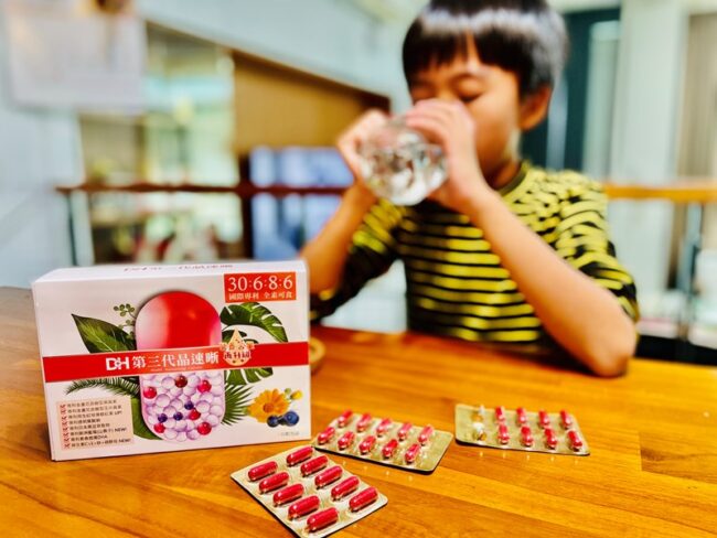 ✨第三代晶速晰-晶亮成分高補給✨長時間使用3C，讓你數位疲勞了嗎❓採用美國臨床葉黃素與玉米黃素黃金比例10:2 ，游離型雙專利好吸收，2粒達30mg : 6mg高補給劑量✅雨生紅球藻蝦紅素，業界高含量8mg❗️✅日本95%高純度透明質酸鈉💦✅雙重花青素-日本專利黑豆x歐洲專利藍莓✅專利素食微藻DHA✅維生素C +維生素E +鋅+硒酵母。全方位的晶亮水潤配方，適合全家大小，給您清晰透徹精彩生活❗️