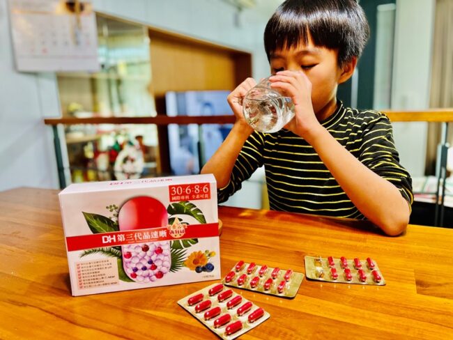 ✨第三代晶速晰-晶亮成分高補給✨長時間使用3C，讓你數位疲勞了嗎❓採用美國臨床葉黃素與玉米黃素黃金比例10:2 ，游離型雙專利好吸收，2粒達30mg : 6mg高補給劑量✅雨生紅球藻蝦紅素，業界高含量8mg❗️✅日本95%高純度透明質酸鈉💦✅雙重花青素-日本專利黑豆x歐洲專利藍莓✅專利素食微藻DHA✅維生素C +維生素E +鋅+硒酵母。全方位的晶亮水潤配方，適合全家大小，給您清晰透徹精彩生活❗️