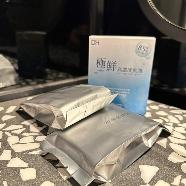 ✨極鮮高濃度魚油-來自挪威的頂級新鮮魚油🐟✨✅提供人體黃金比例 → EPA：DHA = 3：2，SGS檢驗 Omega-3 含量高達94%，業界最低氧化指標✅天然rTG型式，小分子好吸收✅榮獲4大永續認證 → 配額管理、不過度捕撈✅鋁片密封、獨立包裝，維持魚油新鮮度