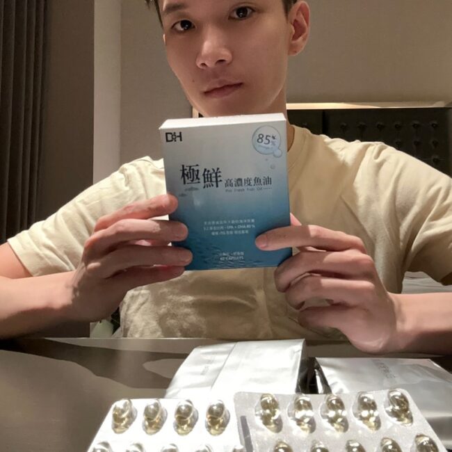 ✨極鮮高濃度魚油-來自挪威的頂級新鮮魚油🐟✨✅提供人體黃金比例 → EPA：DHA = 3：2，SGS檢驗 Omega-3 含量高達94%，業界最低氧化指標✅天然rTG型式，小分子好吸收✅榮獲4大永續認證 → 配額管理、不過度捕撈✅鋁片密封、獨立包裝，維持魚油新鮮度