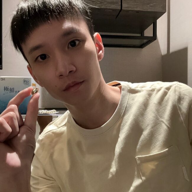 ✨極鮮高濃度魚油-來自挪威的頂級新鮮魚油🐟✨✅提供人體黃金比例 → EPA：DHA = 3：2，SGS檢驗 Omega-3 含量高達94%，業界最低氧化指標✅天然rTG型式，小分子好吸收✅榮獲4大永續認證 → 配額管理、不過度捕撈✅鋁片密封、獨立包裝，維持魚油新鮮度