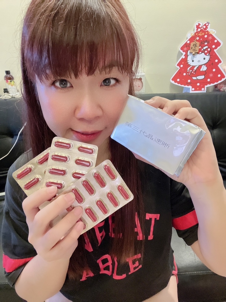 ✨第三代晶速晰-晶亮成分高補給✨長時間使用3C，讓你數位疲勞了嗎❓採用美國臨床葉黃素與玉米黃素黃金比例10:2 ，游離型雙專利好吸收，2粒達30mg : 6mg高補給劑量✅雨生紅球藻蝦紅素，業界高含量8mg❗✅日本95%高純度透明質酸鈉💦✅雙重花青素-日本專利黑豆x歐洲專利藍莓✅專利素食微藻DHA✅維生素C +維生素E +鋅+硒酵母。全方位的晶亮水潤配方，適合全家大小，給您清晰透徹精彩生活❗