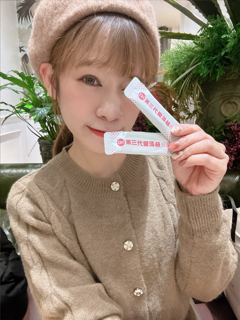 ✨第三代愛藻益-三重防護✨第➊重-築起防護牆-改變細菌叢生態🛡✅五項專利八株益生菌✅五項專利益生質第➋重-增強體力🌞✅陽光維生素D3，2包含高單位800IU✅50項專利葡聚多醣體✅抗氧化-維生素C第❸重-滋補強身💪✅50項專利乳鐵蛋白✅專利初乳蛋白IgG 🥛✅專利燕窩胜肽 ⭐高單位800IU維生素D3 +C+益生菌配方，全家人健康維持的後盾，兒童吃也好安心❤