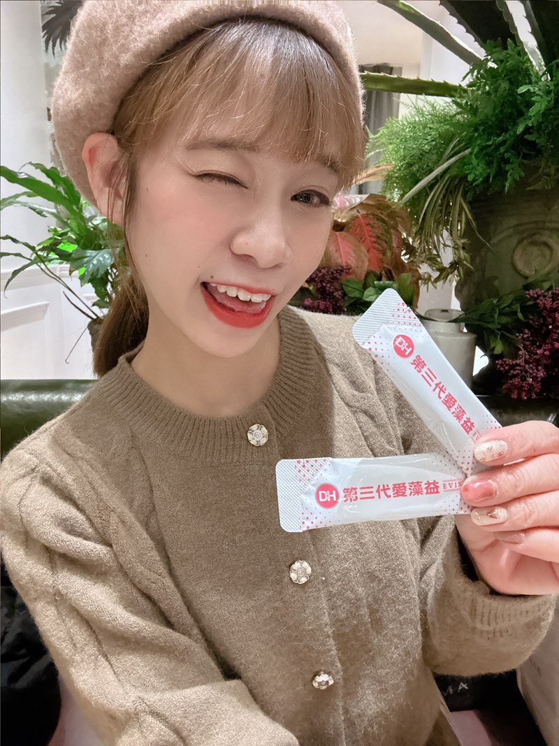 ✨第三代愛藻益-三重防護✨第➊重-築起防護牆-改變細菌叢生態🛡✅五項專利八株益生菌✅五項專利益生質第➋重-增強體力🌞✅陽光維生素D3，2包含高單位800IU✅50項專利葡聚多醣體✅抗氧化-維生素C第❸重-滋補強身💪✅50項專利乳鐵蛋白✅專利初乳蛋白IgG 🥛✅專利燕窩胜肽 ⭐高單位800IU維生素D3 +C+益生菌配方，全家人健康維持的後盾，兒童吃也好安心❤