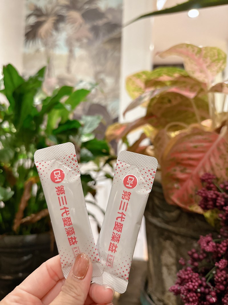 ✨第三代愛藻益-三重防護✨第➊重-築起防護牆-改變細菌叢生態🛡✅五項專利八株益生菌✅五項專利益生質第➋重-增強體力🌞✅陽光維生素D3，2包含高單位800IU✅50項專利葡聚多醣體✅抗氧化-維生素C第❸重-滋補強身💪✅50項專利乳鐵蛋白✅專利初乳蛋白IgG 🥛✅專利燕窩胜肽 ⭐高單位800IU維生素D3 +C+益生菌配方，全家人健康維持的後盾，兒童吃也好安心❤