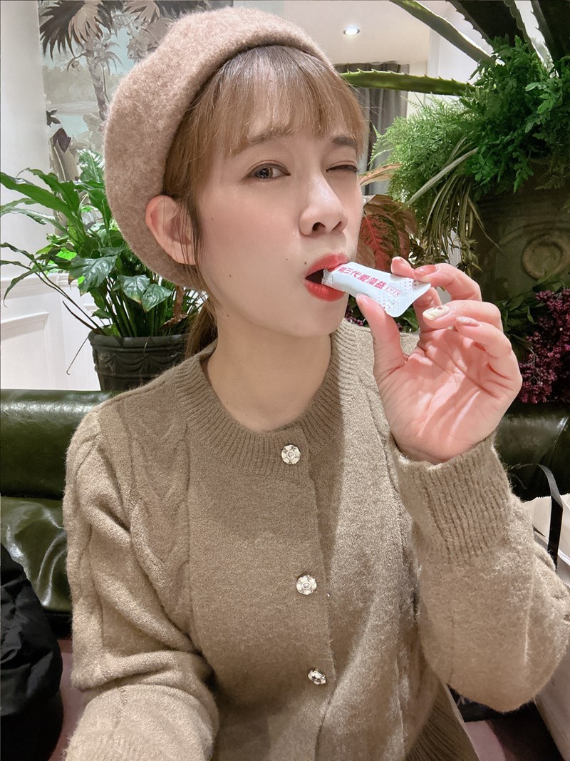 ✨第三代愛藻益-三重防護✨第➊重-築起防護牆-改變細菌叢生態🛡✅五項專利八株益生菌✅五項專利益生質第➋重-增強體力🌞✅陽光維生素D3，2包含高單位800IU✅50項專利葡聚多醣體✅抗氧化-維生素C第❸重-滋補強身💪✅50項專利乳鐵蛋白✅專利初乳蛋白IgG 🥛✅專利燕窩胜肽 ⭐高單位800IU維生素D3 +C+益生菌配方，全家人健康維持的後盾，兒童吃也好安心❤