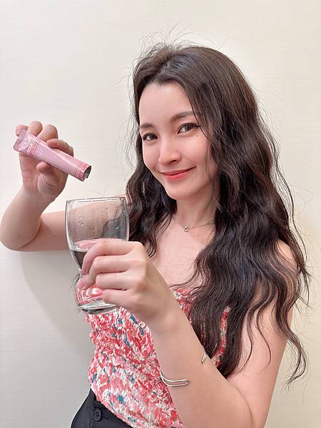 ✨DH300膠原蛋白胜肽-韓國獨家專利二胜肽✨100%魚類來源🐟膠原蛋白胜肽，PO˙OG含量高達50%❗️❗️✅透明公開膠原蛋白分子量300Da🤩✅日本Oricera®玄米神經醯胺，10%高濃度，每包12mg足量添加✅膠原合成關鍵▶️93%高濃度天然維生素C，告別化學合成，100%天然非基改✅穀胱甘肽益生菌-透亮光采，兼具抗氧化作用✅山竹果抽取物淡淡檸檬清新風味，告別膠原蛋白動物腥味！無香料、無色素，每包只有15.4卡，輕卡無負擔！青春美麗多感合一，綻放你的女神光～♥