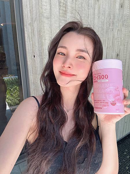 ✨DH300膠原蛋白胜肽-韓國獨家專利二胜肽✨100%魚類來源🐟膠原蛋白胜肽，PO˙OG含量高達50%❗️❗️✅透明公開膠原蛋白分子量300Da🤩✅日本Oricera®玄米神經醯胺，10%高濃度，每包12mg足量添加✅膠原合成關鍵▶️93%高濃度天然維生素C，告別化學合成，100%天然非基改✅穀胱甘肽益生菌-透亮光采，兼具抗氧化作用✅山竹果抽取物淡淡檸檬清新風味，告別膠原蛋白動物腥味！無香料、無色素，每包只有15.4卡，輕卡無負擔！青春美麗多感合一，綻放你的女神光～♥