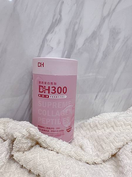 ✨DH300膠原蛋白胜肽-韓國獨家專利二胜肽✨100%魚類來源🐟膠原蛋白胜肽，PO˙OG含量高達50%❗️❗️✅透明公開膠原蛋白分子量300Da🤩✅日本Oricera®玄米神經醯胺，10%高濃度，每包12mg足量添加✅膠原合成關鍵▶️93%高濃度天然維生素C，告別化學合成，100%天然非基改✅穀胱甘肽益生菌-透亮光采，兼具抗氧化作用✅山竹果抽取物淡淡檸檬清新風味，告別膠原蛋白動物腥味！無香料、無色素，每包只有15.4卡，輕卡無負擔！青春美麗多感合一，綻放你的女神光～♥