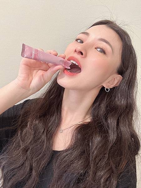 ✨DH300膠原蛋白胜肽-韓國獨家專利二胜肽✨100%魚類來源🐟膠原蛋白胜肽，PO˙OG含量高達50%❗️❗️✅透明公開膠原蛋白分子量300Da🤩✅日本Oricera®玄米神經醯胺，10%高濃度，每包12mg足量添加✅膠原合成關鍵▶️93%高濃度天然維生素C，告別化學合成，100%天然非基改✅穀胱甘肽益生菌-透亮光采，兼具抗氧化作用✅山竹果抽取物淡淡檸檬清新風味，告別膠原蛋白動物腥味！無香料、無色素，每包只有15.4卡，輕卡無負擔！青春美麗多感合一，綻放你的女神光～♥