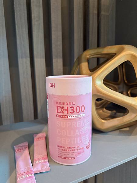 ✨DH300膠原蛋白胜肽-韓國獨家專利二胜肽✨100%魚類來源🐟膠原蛋白胜肽，PO˙OG含量高達50%❗️❗️✅透明公開膠原蛋白分子量300Da🤩✅日本Oricera®玄米神經醯胺，10%高濃度，每包12mg足量添加✅膠原合成關鍵▶️93%高濃度天然維生素C，告別化學合成，100%天然非基改✅穀胱甘肽益生菌-透亮光采，兼具抗氧化作用✅山竹果抽取物淡淡檸檬清新風味，告別膠原蛋白動物腥味！無香料、無色素，每包只有15.4卡，輕卡無負擔！青春美麗多感合一，綻放你的女神光～♥