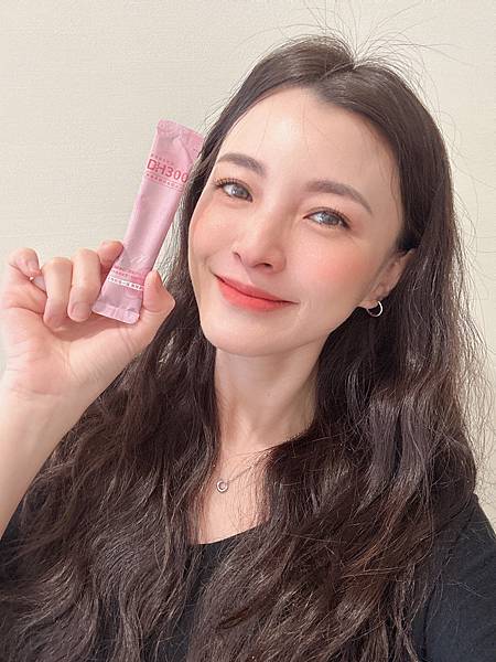 ✨DH300膠原蛋白胜肽-韓國獨家專利二胜肽✨100%魚類來源🐟膠原蛋白胜肽，PO˙OG含量高達50%❗️❗️✅透明公開膠原蛋白分子量300Da🤩✅日本Oricera®玄米神經醯胺，10%高濃度，每包12mg足量添加✅膠原合成關鍵▶️93%高濃度天然維生素C，告別化學合成，100%天然非基改✅穀胱甘肽益生菌-透亮光采，兼具抗氧化作用✅山竹果抽取物淡淡檸檬清新風味，告別膠原蛋白動物腥味！無香料、無色素，每包只有15.4卡，輕卡無負擔！青春美麗多感合一，綻放你的女神光～♥