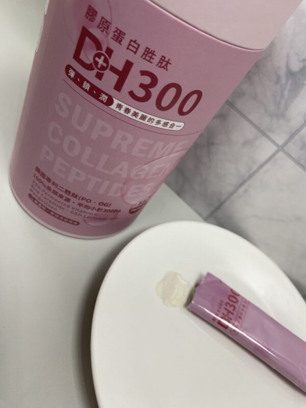 ✨DH300膠原蛋白胜肽-韓國獨家專利二胜肽✨100%魚類來源🐟膠原蛋白胜肽，PO˙OG含量高達50%❗️❗️✅透明公開膠原蛋白分子量300Da🤩✅日本Oricera®玄米神經醯胺，10%高濃度，每包12mg足量添加✅膠原合成關鍵▶️93%高濃度天然維生素C，告別化學合成，100%天然非基改✅穀胱甘肽益生菌-透亮光采，兼具抗氧化作用✅山竹果抽取物淡淡檸檬清新風味，告別膠原蛋白動物腥味！無香料、無色素，每包只有15.4卡，輕卡無負擔！青春美麗多感合一，綻放你的女神光～♥