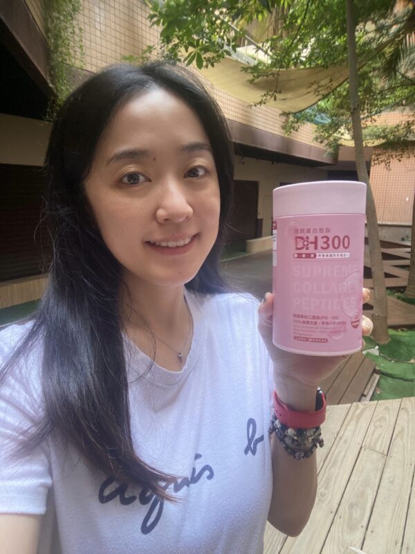 ✨DH300膠原蛋白胜肽-韓國獨家專利二胜肽✨100%魚類來源🐟膠原蛋白胜肽，PO˙OG含量高達50%❗️❗️✅透明公開膠原蛋白分子量300Da🤩✅日本Oricera®玄米神經醯胺，10%高濃度，每包12mg足量添加✅膠原合成關鍵▶️93%高濃度天然維生素C，告別化學合成，100%天然非基改✅穀胱甘肽益生菌-透亮光采，兼具抗氧化作用✅山竹果抽取物淡淡檸檬清新風味，告別膠原蛋白動物腥味！無香料、無色素，每包只有15.4卡，輕卡無負擔！青春美麗多感合一，綻放你的女神光～♥