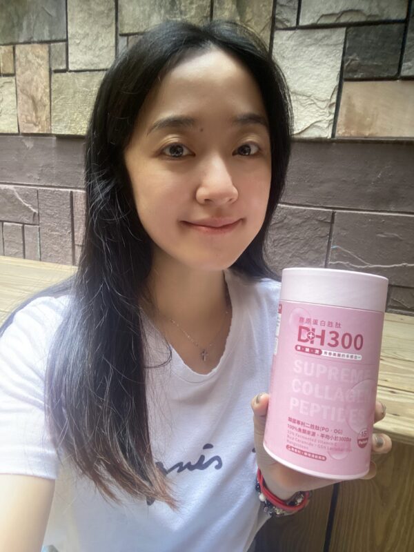 ✨DH300膠原蛋白胜肽-韓國獨家專利二胜肽✨100%魚類來源🐟膠原蛋白胜肽，PO˙OG含量高達50%❗️❗️✅透明公開膠原蛋白分子量300Da🤩✅日本Oricera®玄米神經醯胺，10%高濃度，每包12mg足量添加✅膠原合成關鍵▶️93%高濃度天然維生素C，告別化學合成，100%天然非基改✅穀胱甘肽益生菌-透亮光采，兼具抗氧化作用✅山竹果抽取物淡淡檸檬清新風味，告別膠原蛋白動物腥味！無香料、無色素，每包只有15.4卡，輕卡無負擔！青春美麗多感合一，綻放你的女神光～♥