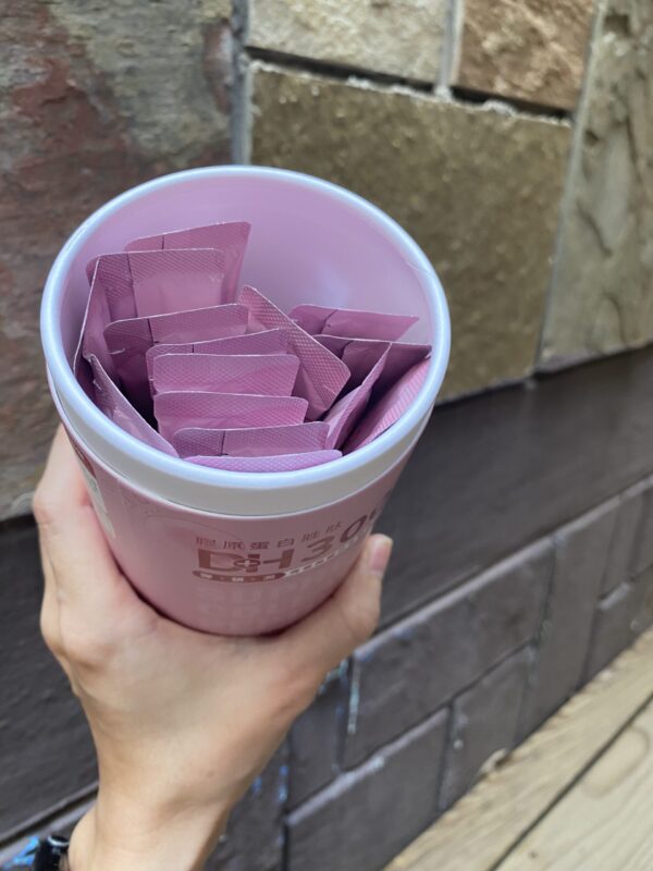 ✨DH300膠原蛋白胜肽-韓國獨家專利二胜肽✨100%魚類來源🐟膠原蛋白胜肽，PO˙OG含量高達50%❗️❗️✅透明公開膠原蛋白分子量300Da🤩✅日本Oricera®玄米神經醯胺，10%高濃度，每包12mg足量添加✅膠原合成關鍵▶️93%高濃度天然維生素C，告別化學合成，100%天然非基改✅穀胱甘肽益生菌-透亮光采，兼具抗氧化作用✅山竹果抽取物淡淡檸檬清新風味，告別膠原蛋白動物腥味！無香料、無色素，每包只有15.4卡，輕卡無負擔！青春美麗多感合一，綻放你的女神光～♥