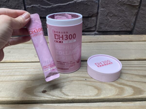 ✨DH300膠原蛋白胜肽-韓國獨家專利二胜肽✨100%魚類來源🐟膠原蛋白胜肽，PO˙OG含量高達50%❗️❗️✅透明公開膠原蛋白分子量300Da🤩✅日本Oricera®玄米神經醯胺，10%高濃度，每包12mg足量添加✅膠原合成關鍵▶️93%高濃度天然維生素C，告別化學合成，100%天然非基改✅穀胱甘肽益生菌-透亮光采，兼具抗氧化作用✅山竹果抽取物淡淡檸檬清新風味，告別膠原蛋白動物腥味！無香料、無色素，每包只有15.4卡，輕卡無負擔！青春美麗多感合一，綻放你的女神光～♥