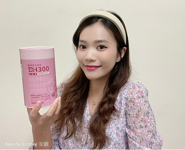 ✨DH300膠原蛋白胜肽-韓國獨家專利二胜肽✨100%魚類來源🐟膠原蛋白胜肽，PO˙OG含量高達50%❗️❗️✅透明公開膠原蛋白分子量300Da🤩✅日本Oricera®玄米神經醯胺，10%高濃度，每包12mg足量添加✅膠原合成關鍵▶️93%高濃度天然維生素C，告別化學合成，100%天然非基改✅穀胱甘肽益生菌-透亮光采，兼具抗氧化作用✅山竹果抽取物淡淡檸檬清新風味，告別膠原蛋白動物腥味！無香料、無色素，每包只有15.4卡，輕卡無負擔！青春美麗多感合一，綻放你的女神光～♥