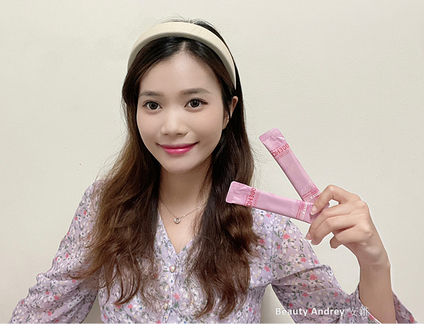 ✨DH300膠原蛋白胜肽-韓國獨家專利二胜肽✨100%魚類來源🐟膠原蛋白胜肽，PO˙OG含量高達50%❗️❗️✅透明公開膠原蛋白分子量300Da🤩✅日本Oricera®玄米神經醯胺，10%高濃度，每包12mg足量添加✅膠原合成關鍵▶️93%高濃度天然維生素C，告別化學合成，100%天然非基改✅穀胱甘肽益生菌-透亮光采，兼具抗氧化作用✅山竹果抽取物淡淡檸檬清新風味，告別膠原蛋白動物腥味！無香料、無色素，每包只有15.4卡，輕卡無負擔！青春美麗多感合一，綻放你的女神光～♥