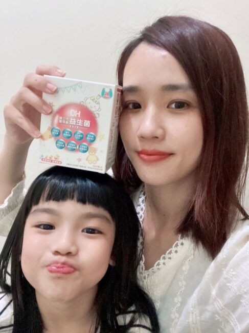 ✨第三代愛藻益-三重防護✨第➊重-築起防護牆-改變細菌叢生態🛡✅五項專利八株益生菌✅五項專利益生質第➋重-增強體力🌞✅陽光維生素D3，2包含高單位800IU✅50項專利葡聚多醣體✅抗氧化-維生素C第❸重-滋補強身💪✅50項專利乳鐵蛋白✅專利初乳蛋白IgG 🥛✅專利燕窩胜肽 ⭐高單位800IU維生素D3 +C+益生菌配方，全家人健康維持的後盾，兒童吃也好安心❤️