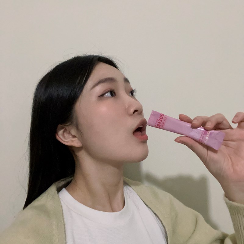 ✨DH300膠原蛋白胜肽-韓國獨家專利二胜肽✨100%魚類來源🐟膠原蛋白胜肽，PO˙OG含量高達50%❗️❗️✅透明公開膠原蛋白分子量300Da🤩✅日本Oricera®玄米神經醯胺，10%高濃度，每包12mg足量添加✅膠原合成關鍵▶️93%高濃度天然維生素C，告別化學合成，100%天然非基改✅穀胱甘肽益生菌-透亮光采，兼具抗氧化作用✅山竹果抽取物淡淡檸檬清新風味，告別膠原蛋白動物腥味！無香料、無色素，每包只有15.4卡，輕卡無負擔！青春美麗多感合一，綻放你的女神光～♥