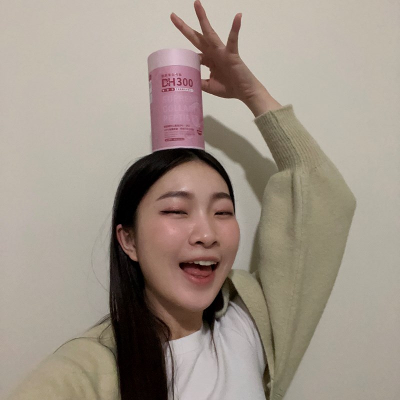 ✨DH300膠原蛋白胜肽-韓國獨家專利二胜肽✨100%魚類來源🐟膠原蛋白胜肽，PO˙OG含量高達50%❗️❗️✅透明公開膠原蛋白分子量300Da🤩✅日本Oricera®玄米神經醯胺，10%高濃度，每包12mg足量添加✅膠原合成關鍵▶️93%高濃度天然維生素C，告別化學合成，100%天然非基改✅穀胱甘肽益生菌-透亮光采，兼具抗氧化作用✅山竹果抽取物淡淡檸檬清新風味，告別膠原蛋白動物腥味！無香料、無色素，每包只有15.4卡，輕卡無負擔！青春美麗多感合一，綻放你的女神光～♥