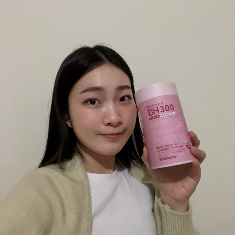 ✨DH300膠原蛋白胜肽-韓國獨家專利二胜肽✨100%魚類來源🐟膠原蛋白胜肽，PO˙OG含量高達50%❗️❗️✅透明公開膠原蛋白分子量300Da🤩✅日本Oricera®玄米神經醯胺，10%高濃度，每包12mg足量添加✅膠原合成關鍵▶️93%高濃度天然維生素C，告別化學合成，100%天然非基改✅穀胱甘肽益生菌-透亮光采，兼具抗氧化作用✅山竹果抽取物淡淡檸檬清新風味，告別膠原蛋白動物腥味！無香料、無色素，每包只有15.4卡，輕卡無負擔！青春美麗多感合一，綻放你的女神光～♥